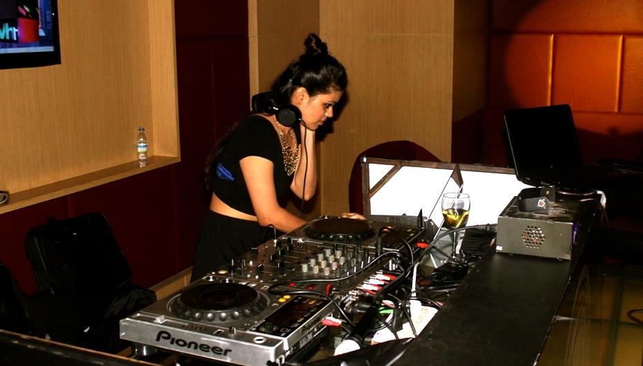 female disco jockey faridabad