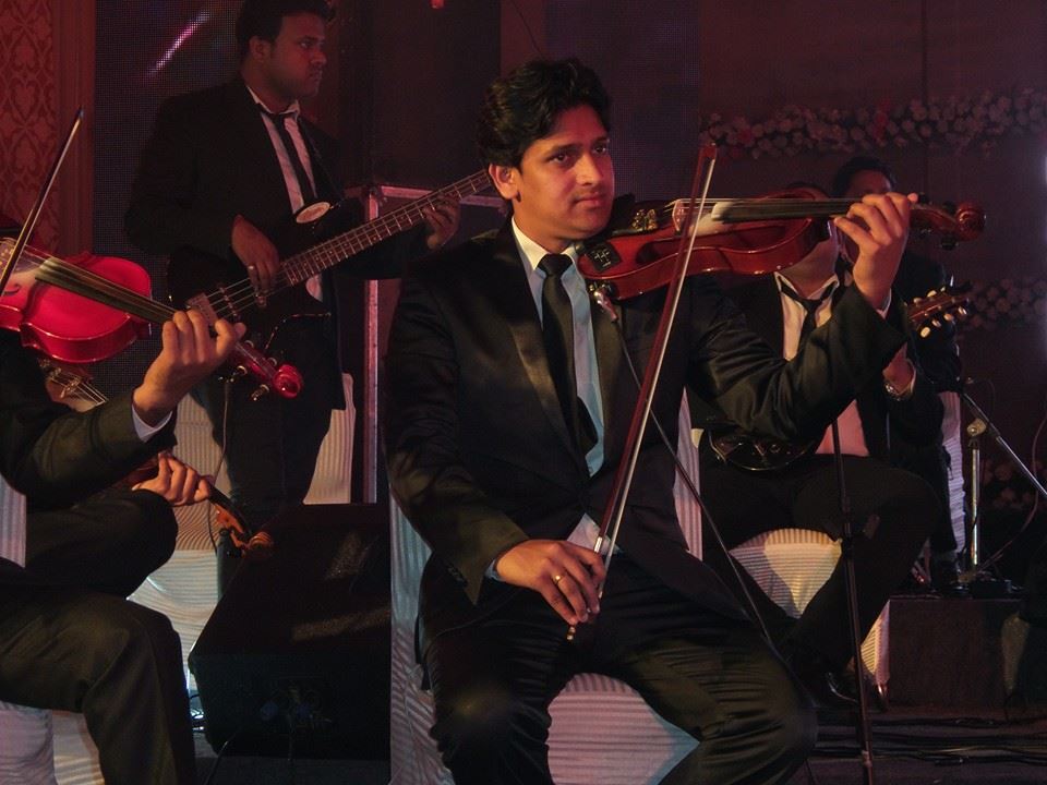 male violin player faridabad